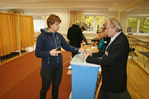 Esimene hääletaja lasi Kandles sedeli oma eelistusega kasti kell 12.03. Hääletajaks oli Tiia Kiis.    Foto: VÕRUMAA TEATAJA